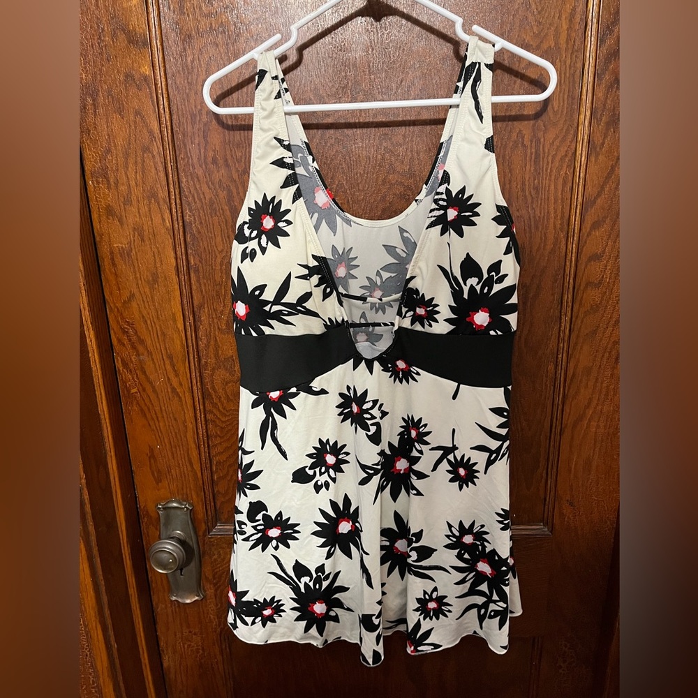 Floral one piece swimsuit size L NWT